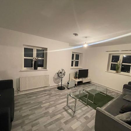 لندن Lovely Spacious Entire 1 Bedroom Apartment - New Management المظهر الخارجي الصورة