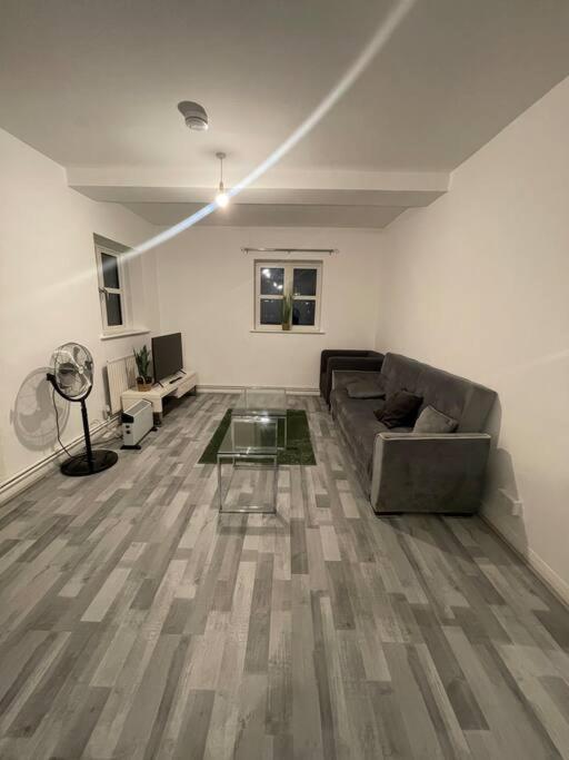 لندن Lovely Spacious Entire 1 Bedroom Apartment - New Management المظهر الخارجي الصورة